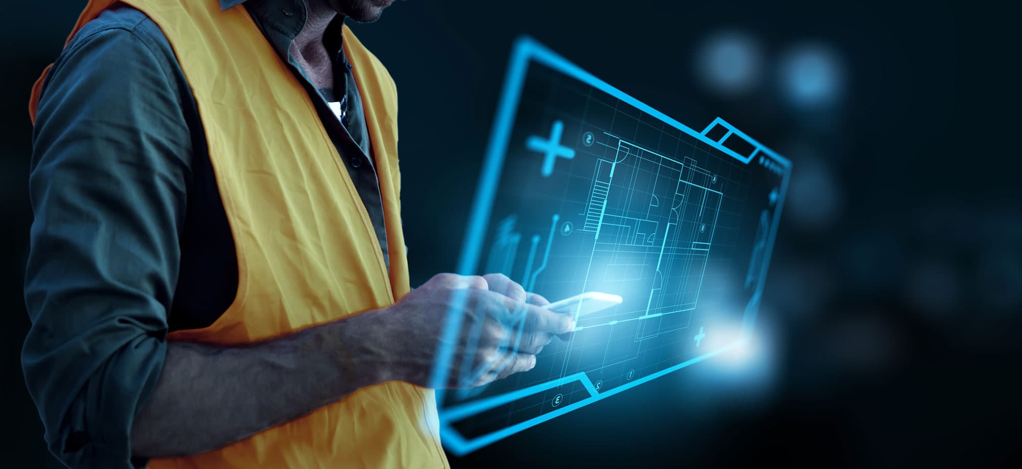 in Techniker in einer Warnweste arbeitet mit einem Smartphone, vor ihm schwebt ein holografisches Display, das Baupläne und technische Zeichnungen anzeigt.