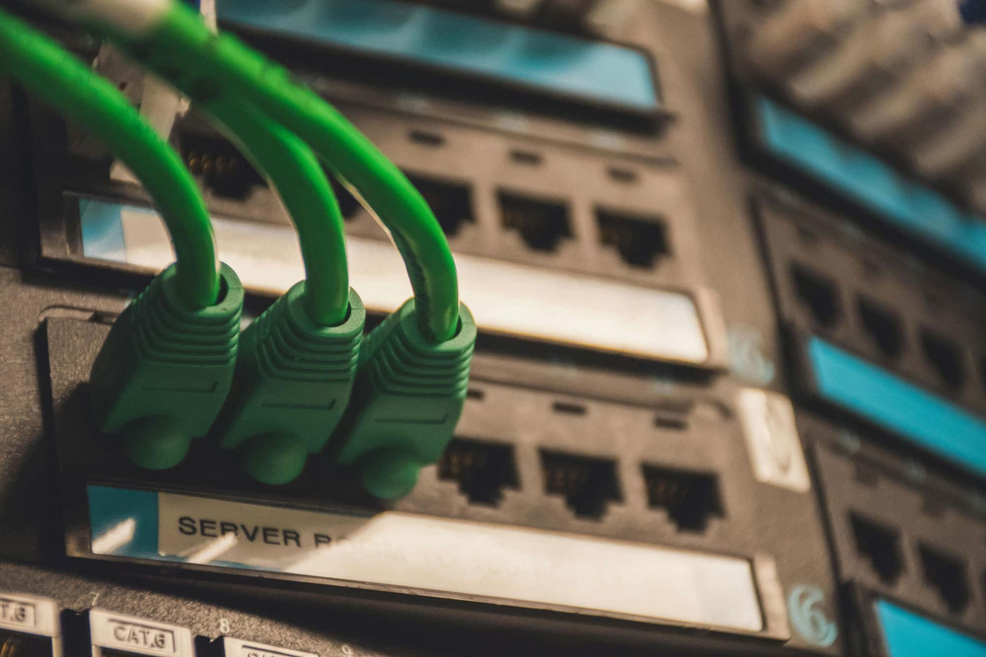 Grüne Ethernet-Kabel sind in einem Netzwerk-Switch eingesteckt, der für Serververbindungen genutzt wird.