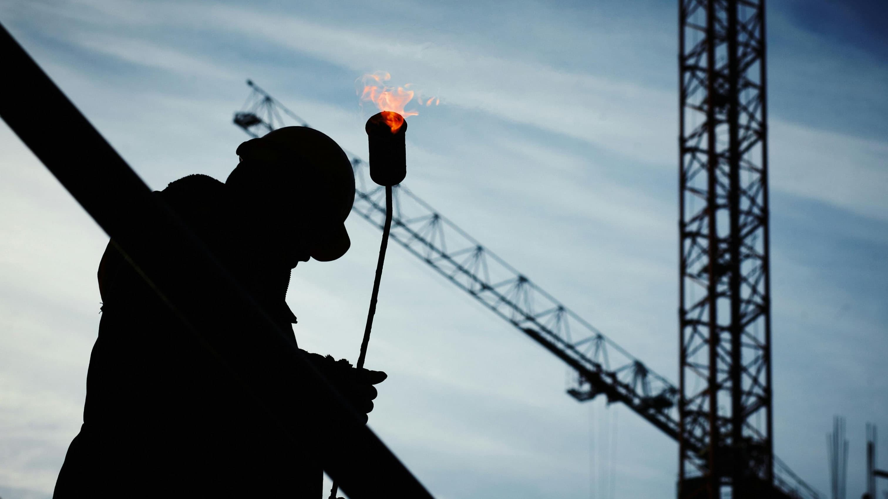 Foto eines Bauarbeiters auf einer Baustelle